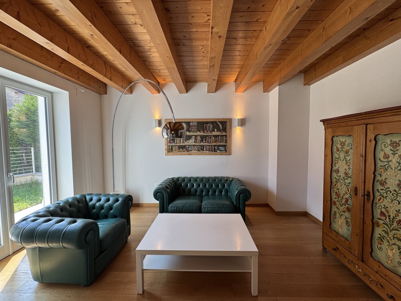 Soggiorno con cucina a vista e travi a vista